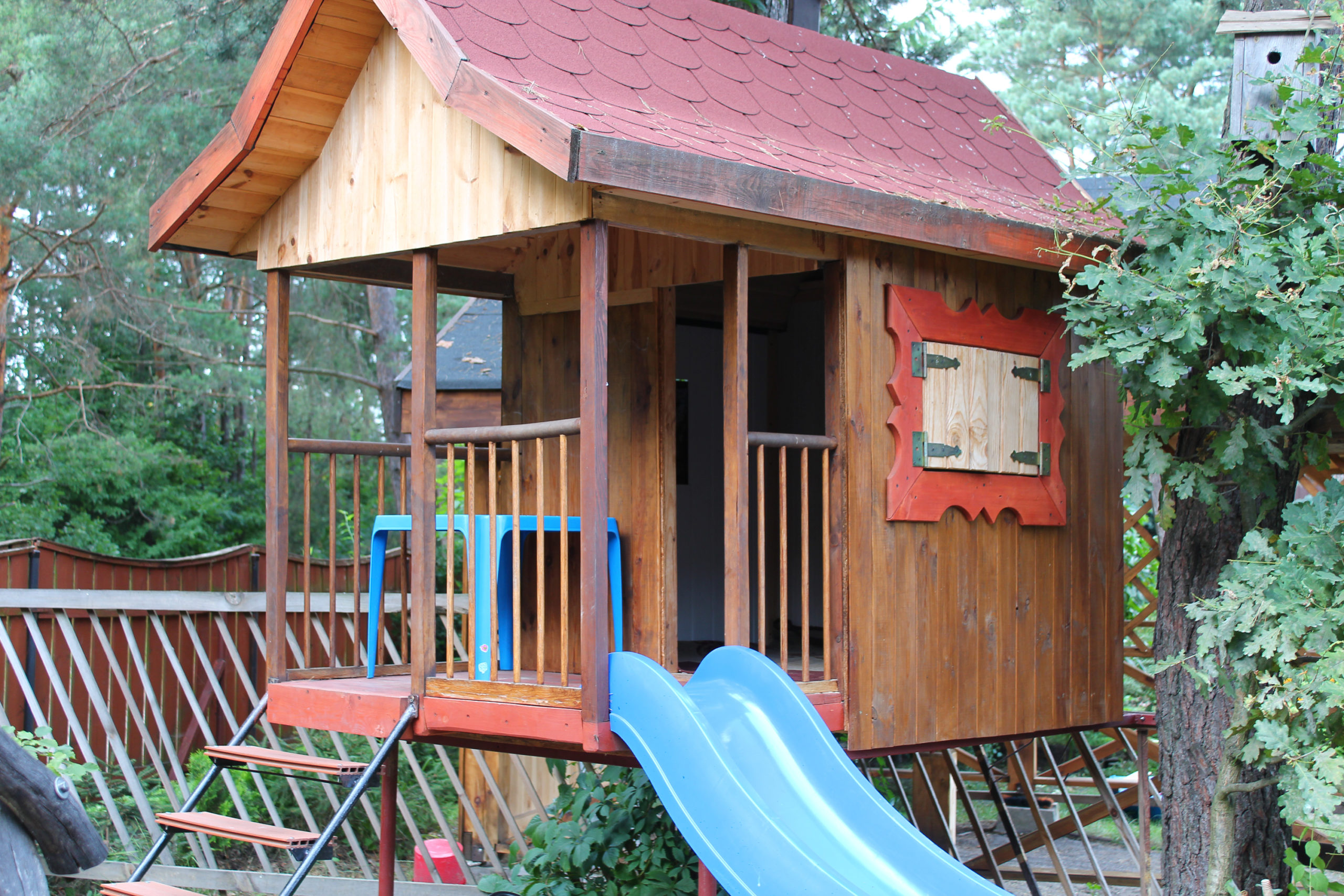 Domek z drewna dla dzieci