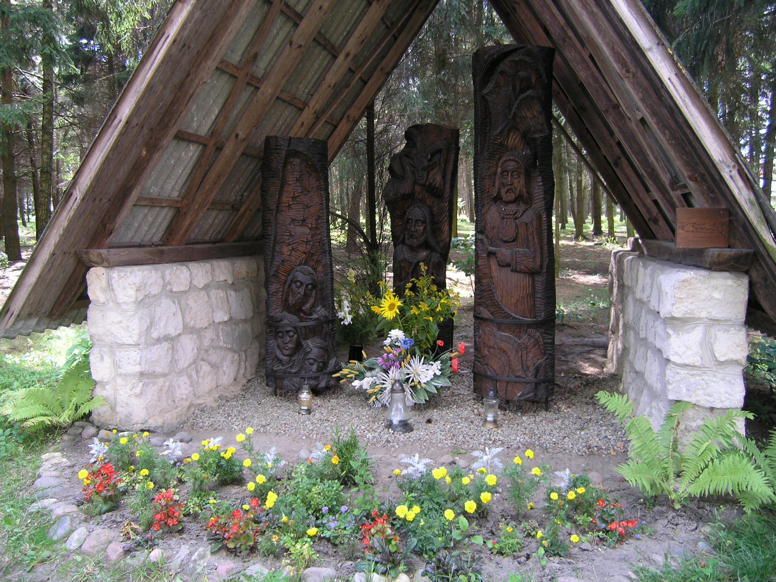 Kapliczka z drewnianymi rzeźbami