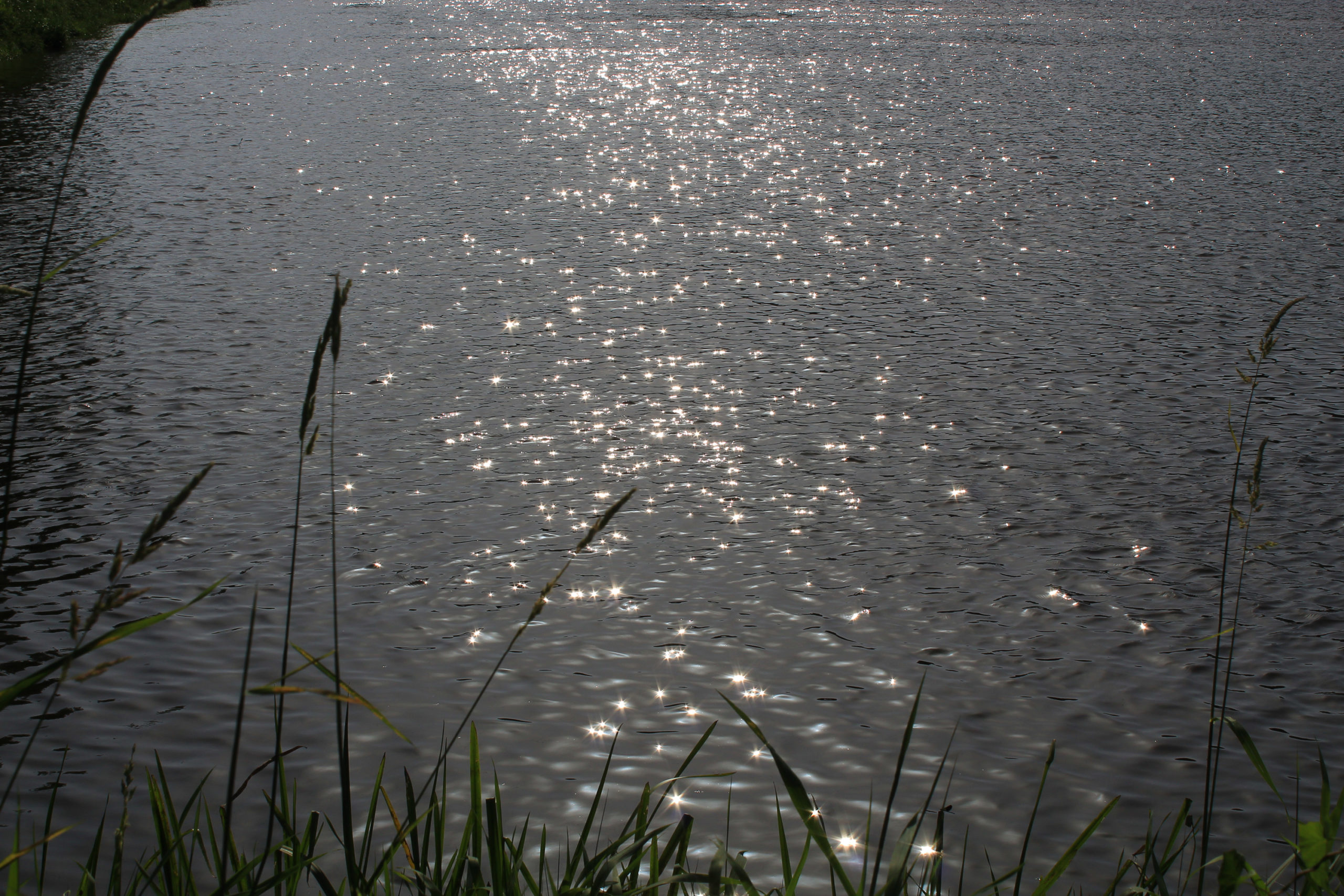Refleksy słońca w wodzie