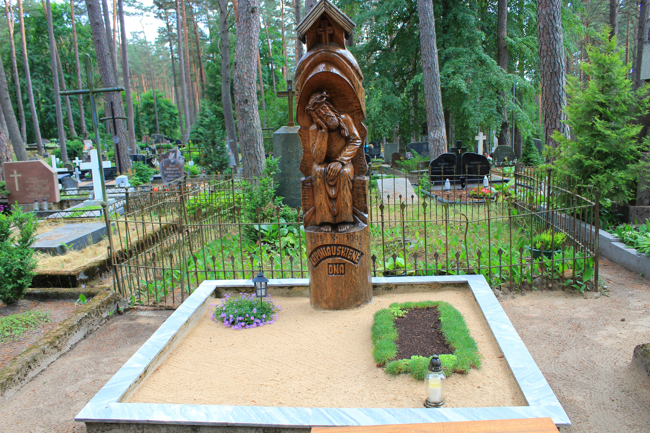 Grobowiec z drewnianą rzeźbą