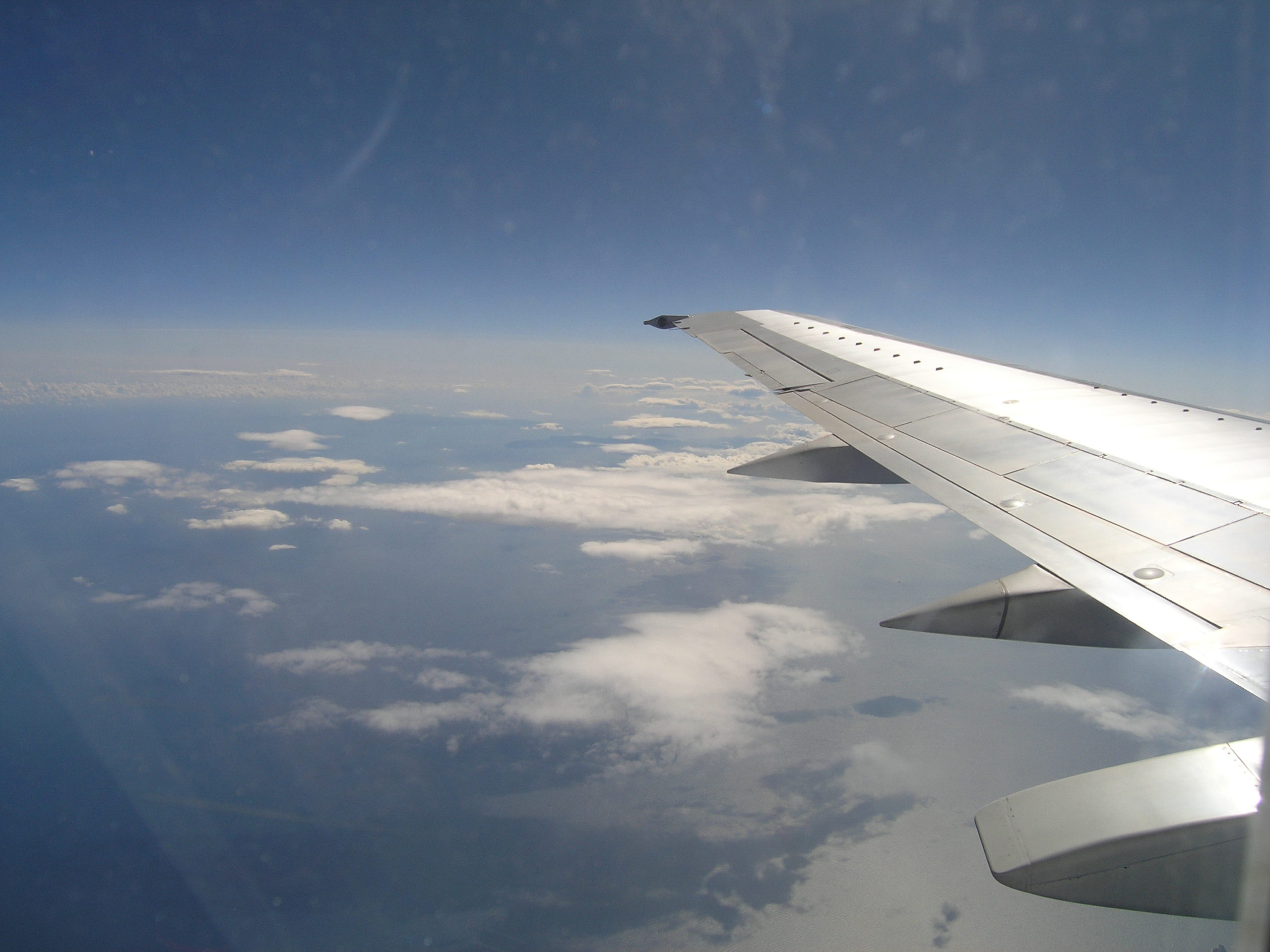Widok na chmury i skrzydło samolotu