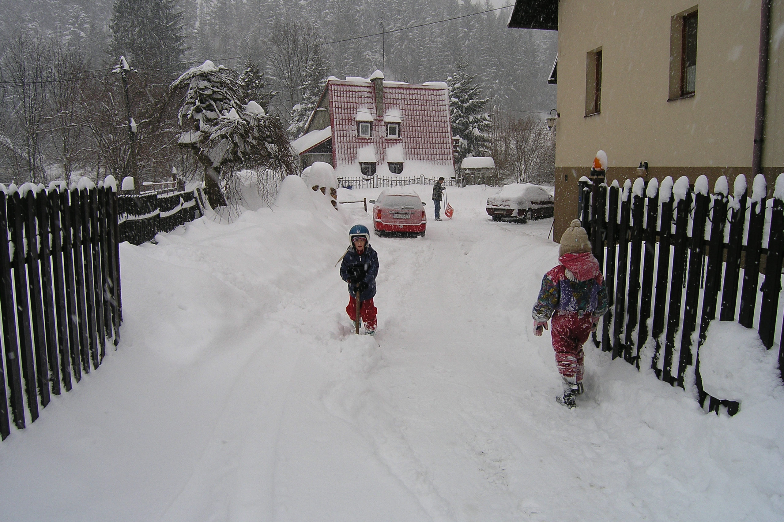 wisła dzieci bawiące się w śniegu