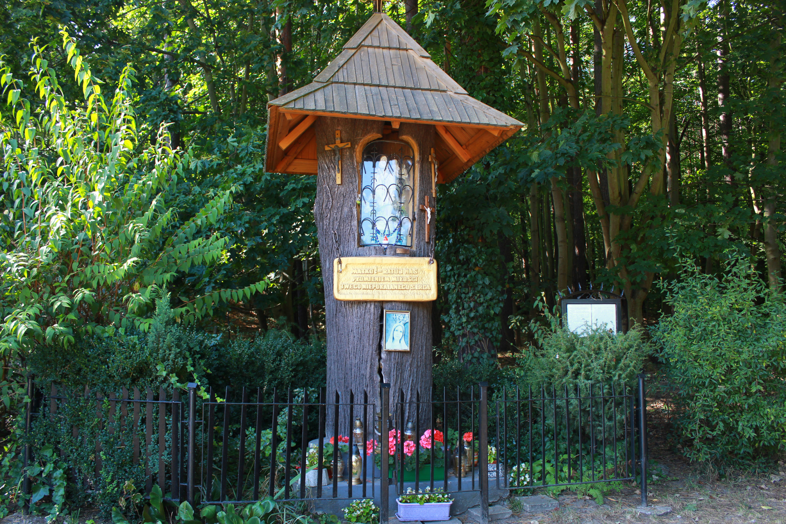 kapliczka przy lesie