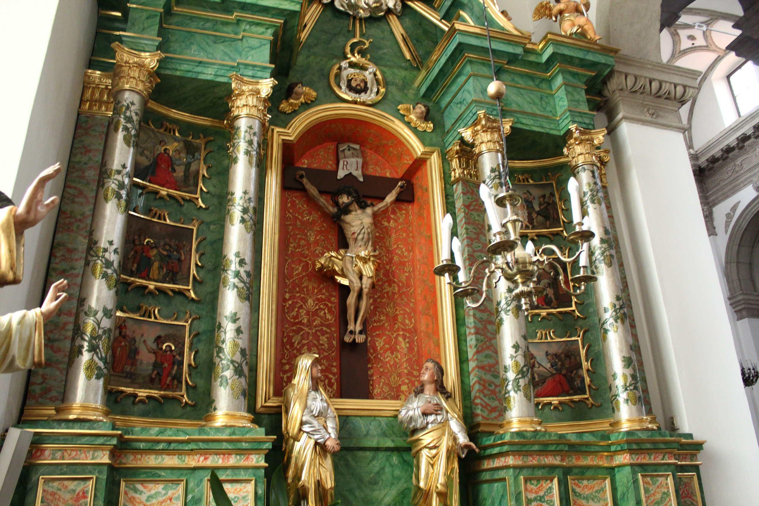 Ołtarz z krucyfiksem