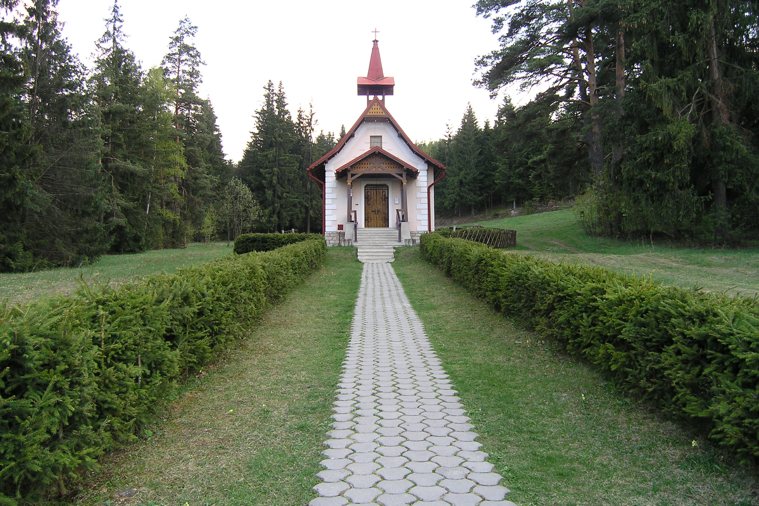 Kaplica w lesie