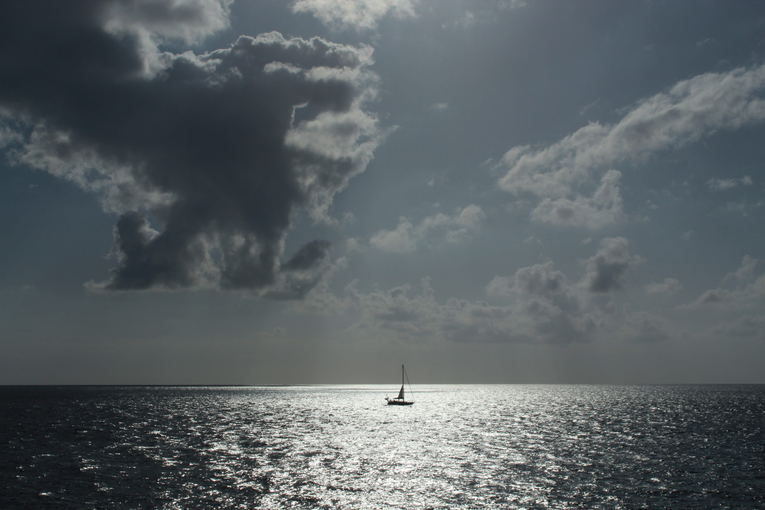 Samotna łódka na Oceanie