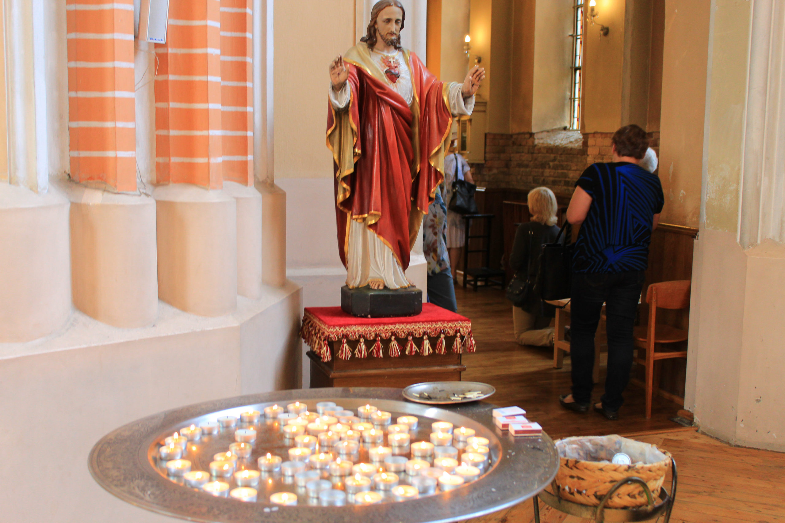 Figura Jezusa Chrystusa i świeczki