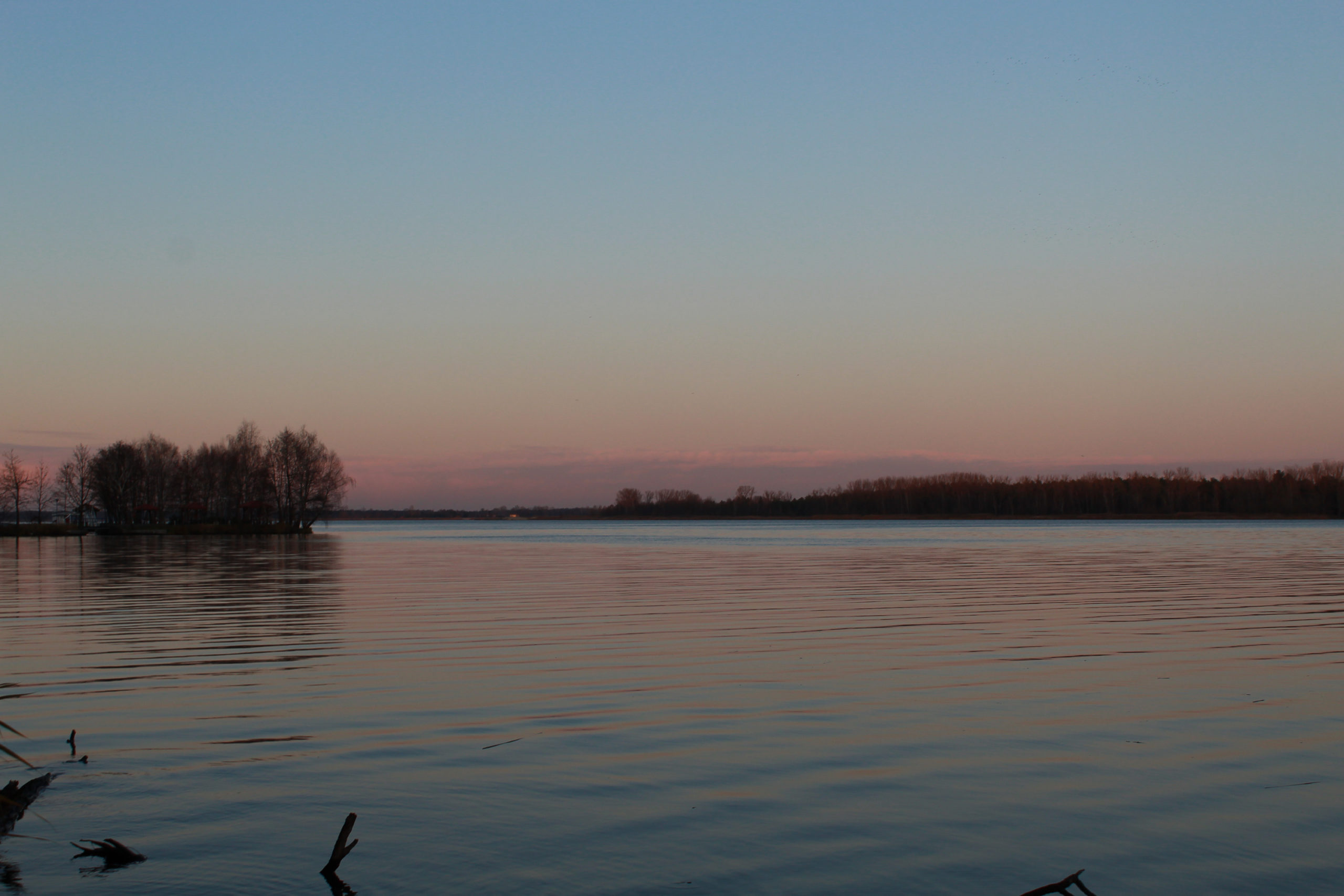 serock widok na jezioro wieczorem