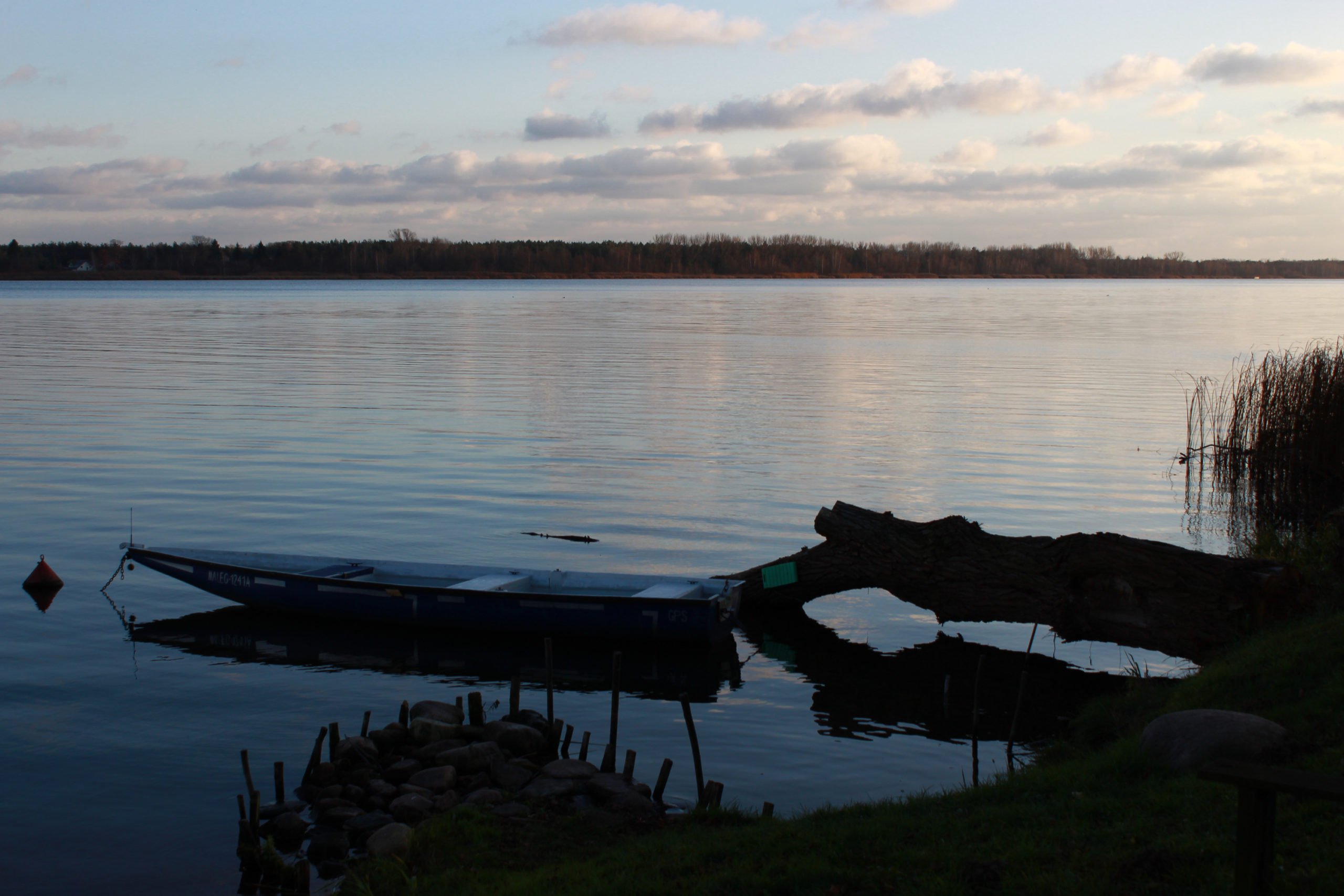 serock łódka nad jeziorem
