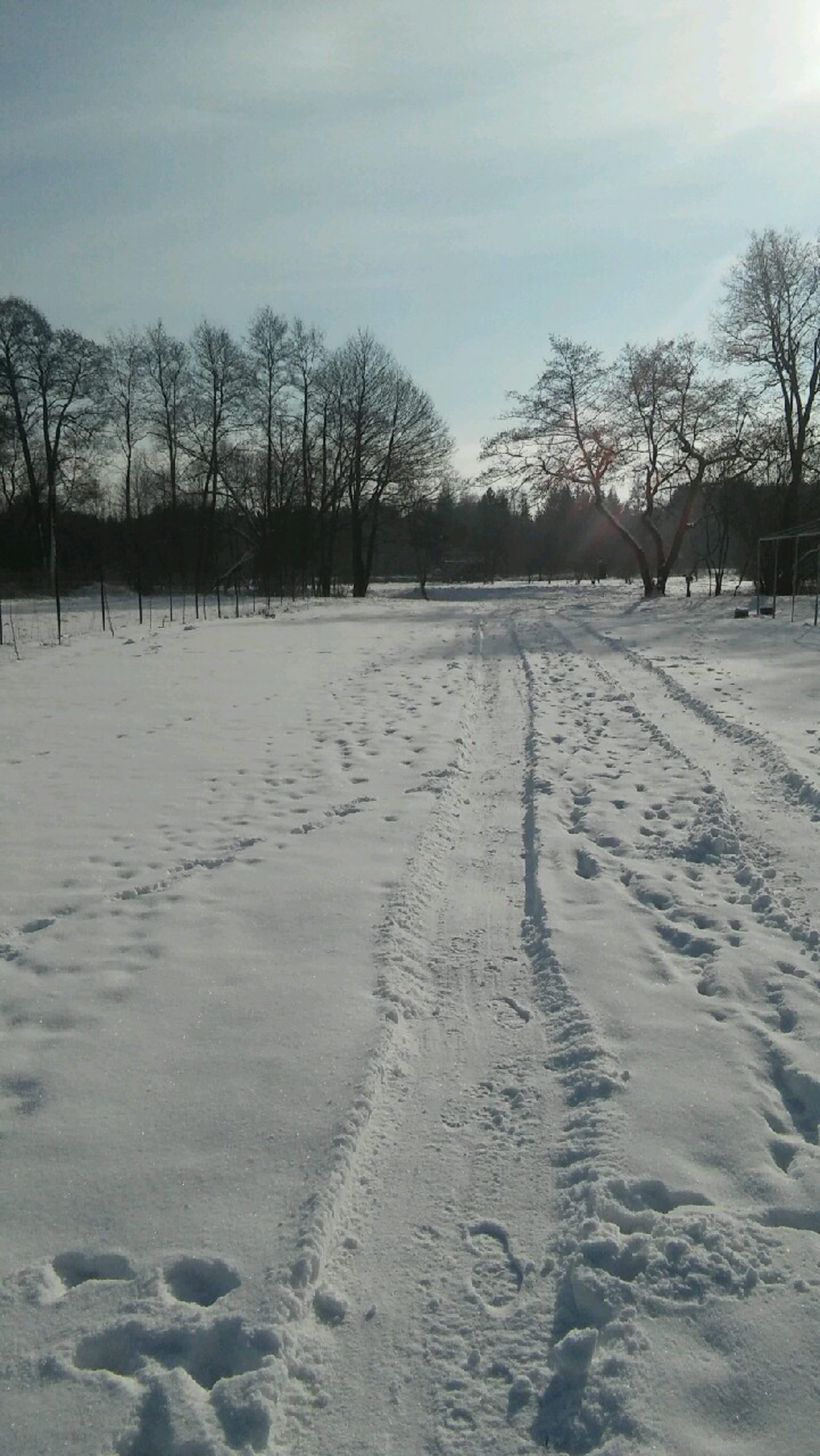 ścieżka piesza w śniegu