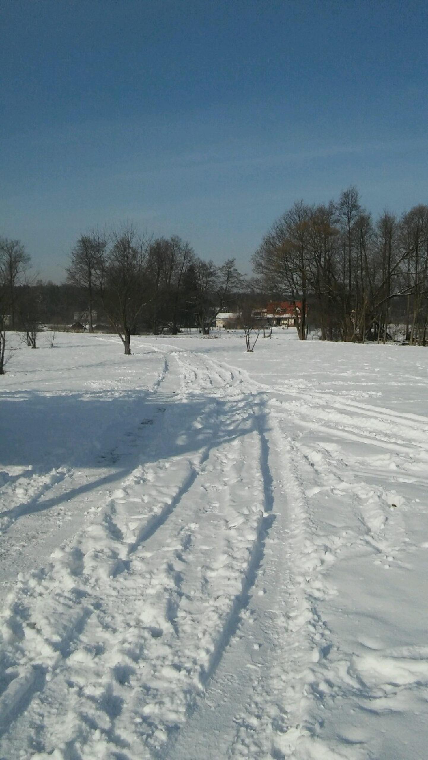 ślady przejazdu w śniegu