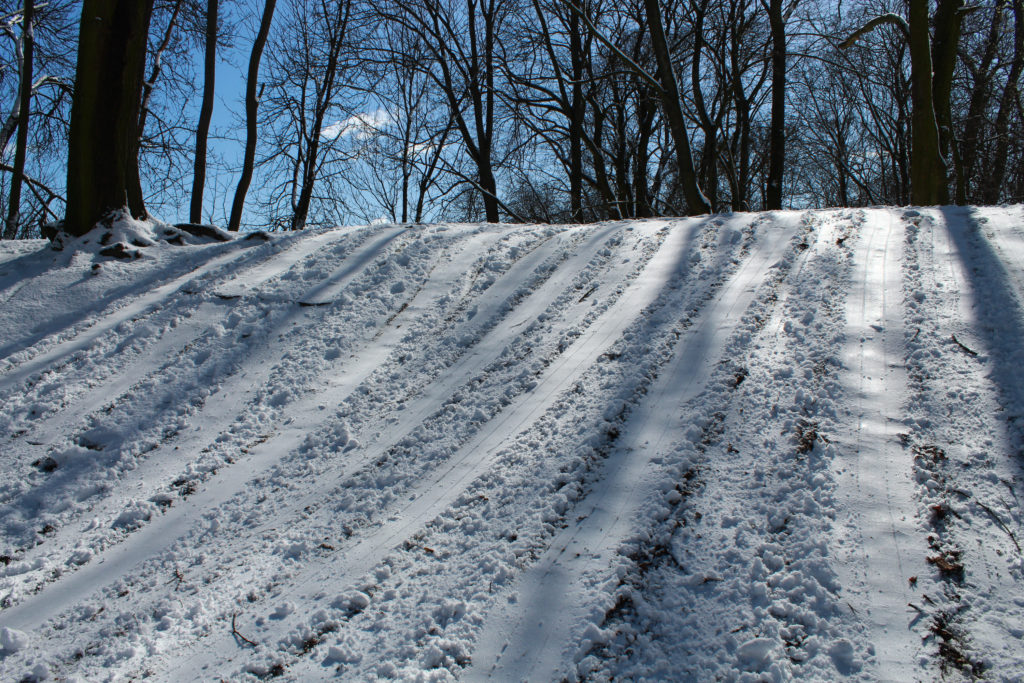 górka pokryta śniegiem na której są ślady zjazdu