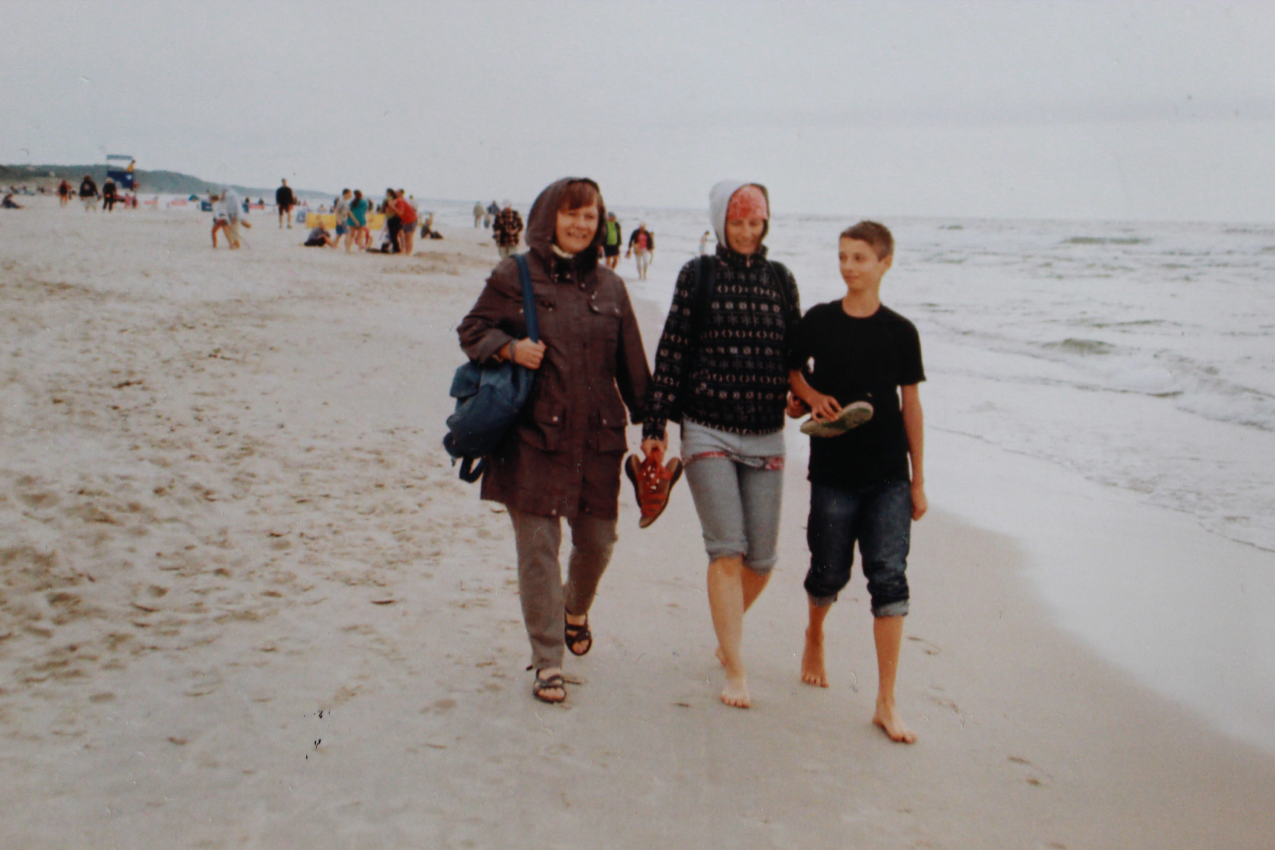 rodzina idąca po plaży