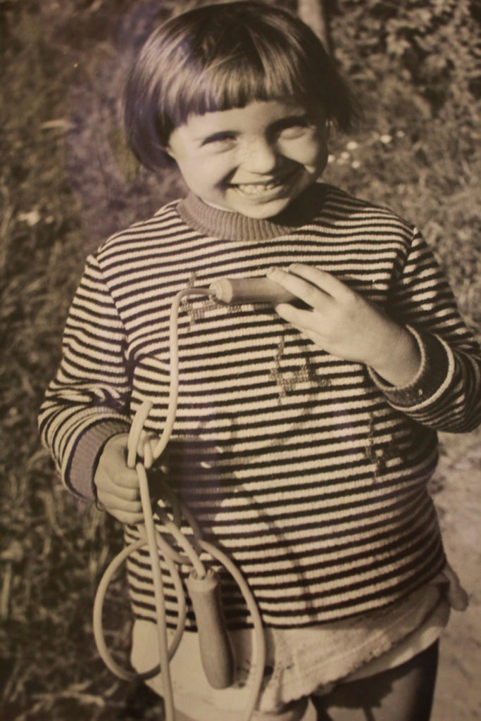 stare zdjęcie dziecka ze skakanką