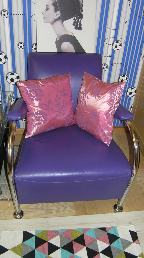 fioletowy fotel