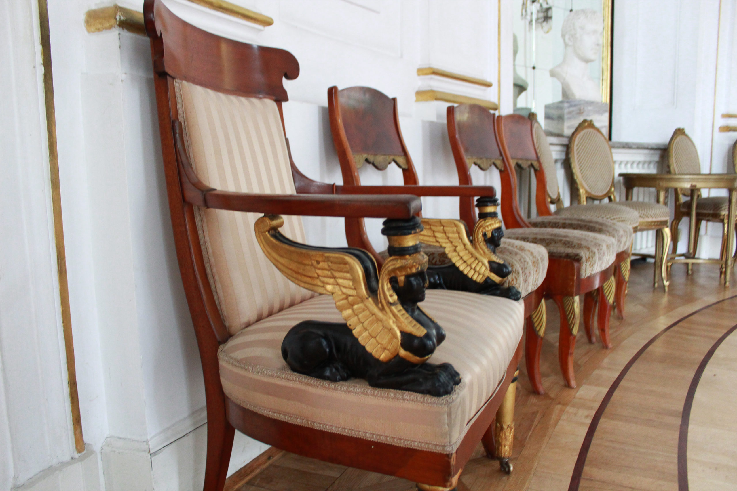 krzesło z podłokietnikami ze sfinksami