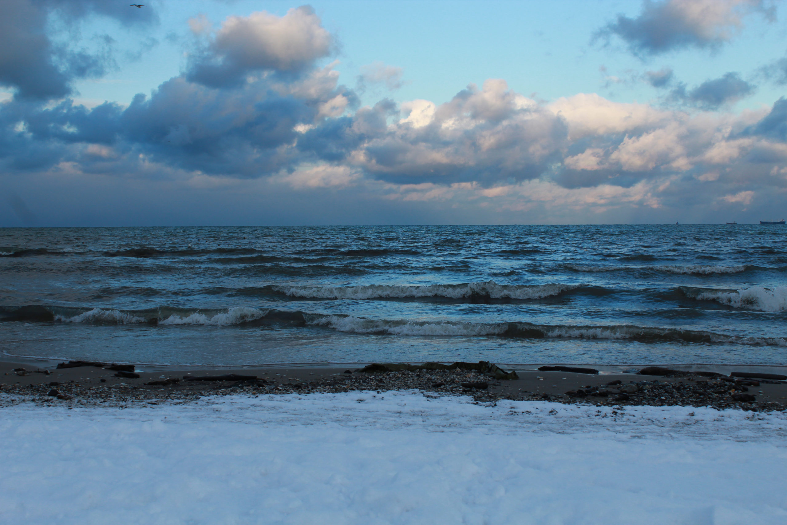 fale na morzu i śnieg na plaży