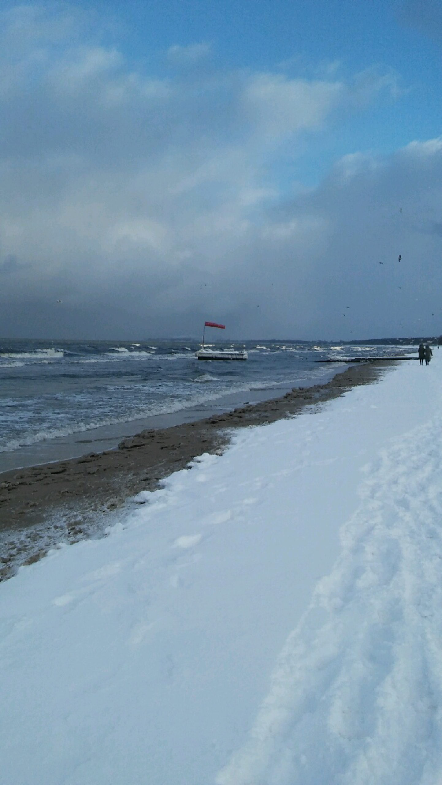 zaśnieżona plaża i morze zimą