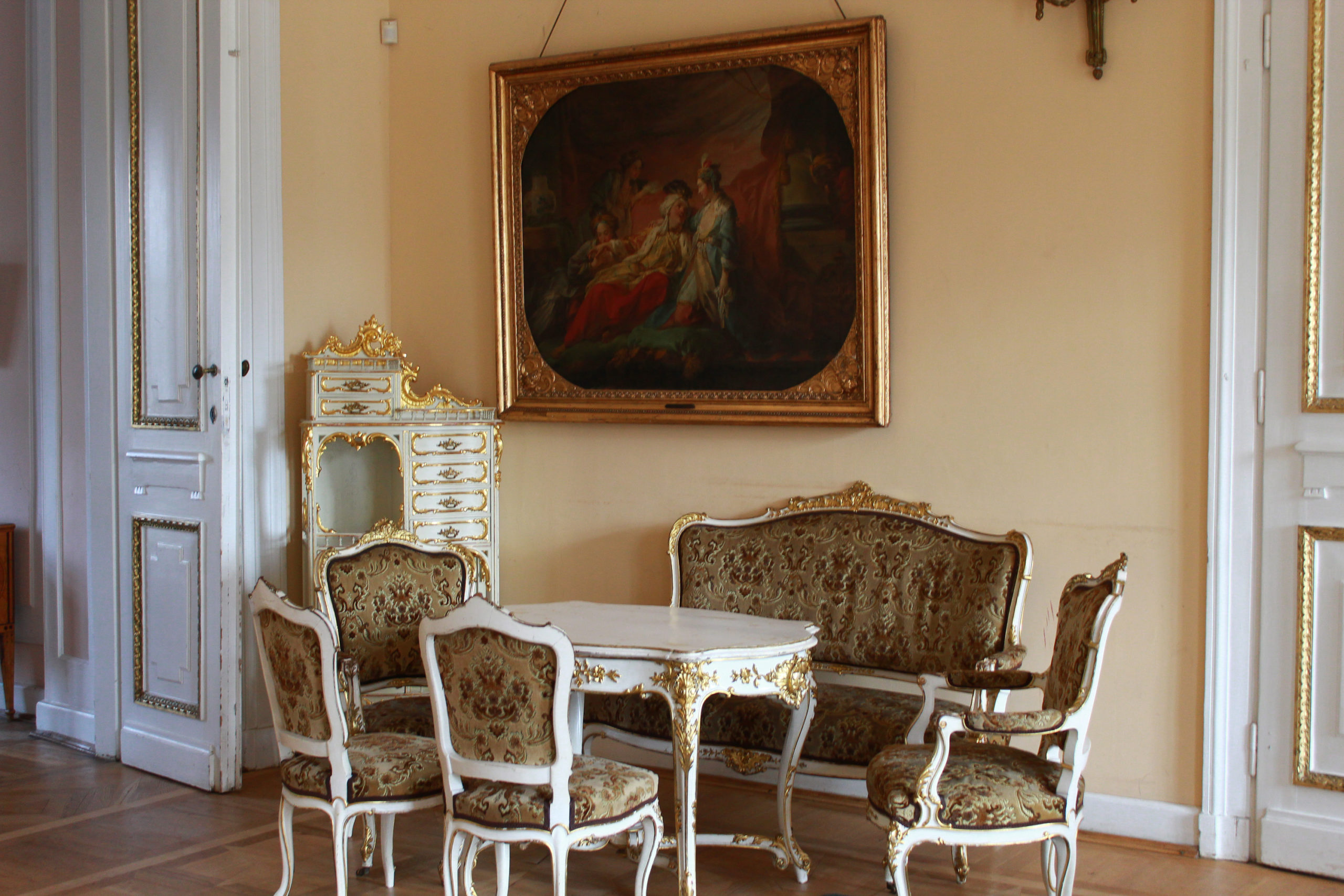 klasyczne krzesła i stół w pomieszczeniu pałacowym