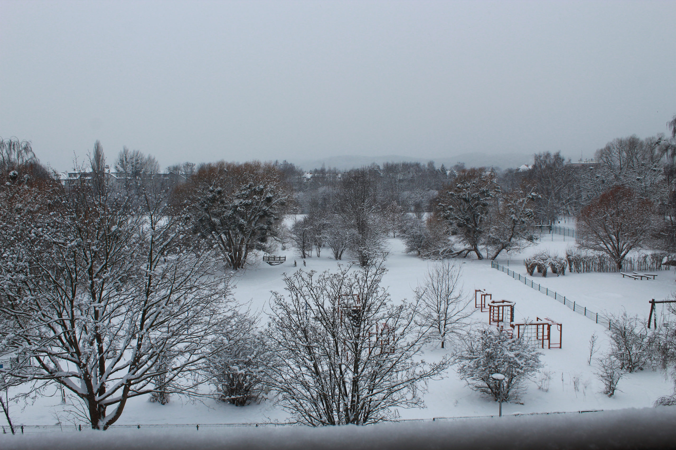 widok na zaśnieżony plac zabaw