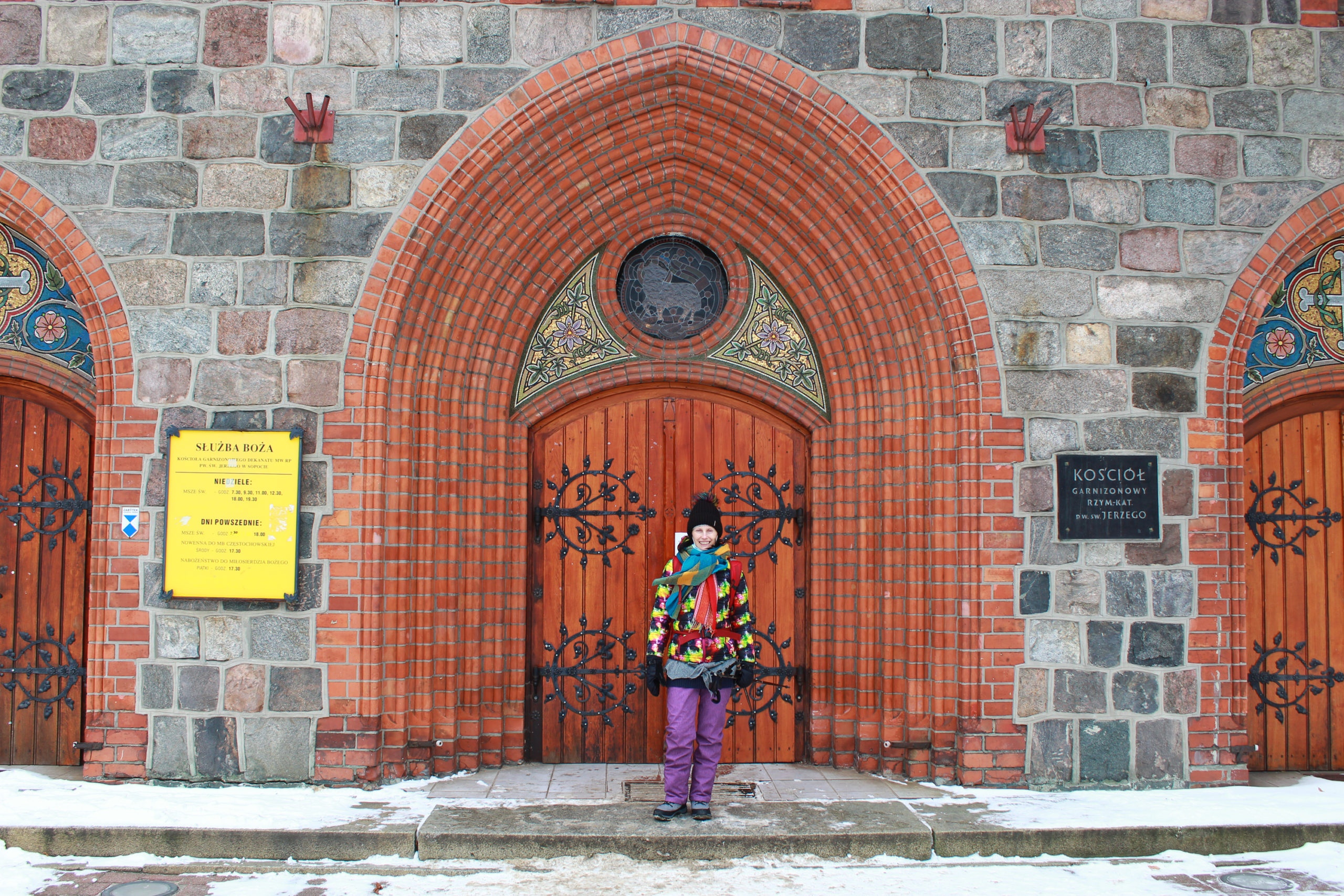Violetta Wróblewska przed wejściem do kościoła